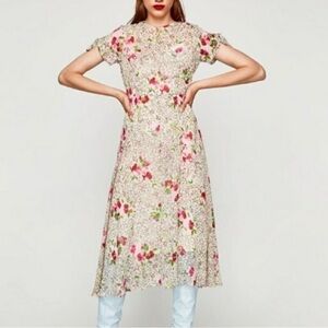 BRAND NEW WITH TAGS- 🌸Zara Trafaluc Collection floral Star dress🌸